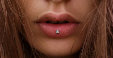 Piercing Ashley en el labio inferior