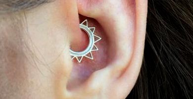 Imagen de piercing Daith contra las migrañas