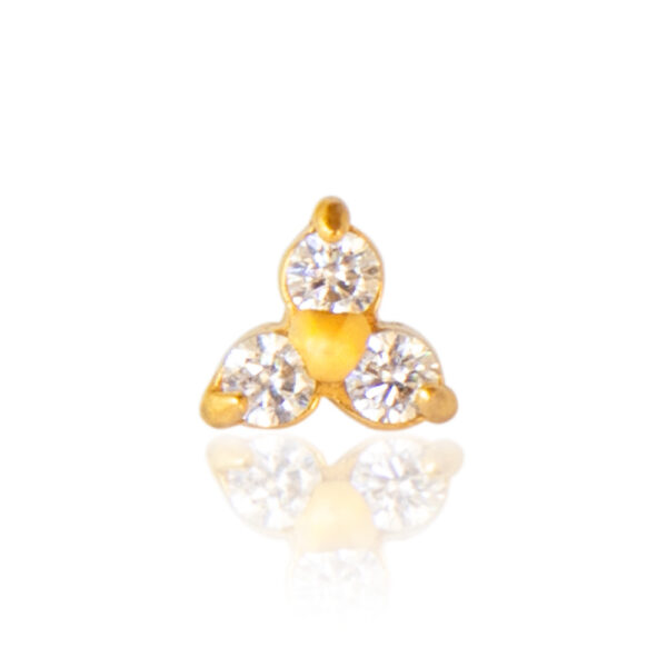 Top de acero quirúrgico con tres brillos blancos en forma de trébol. Ideal para los piercings de la oreja. Cierre de rosca interna. Color dorado