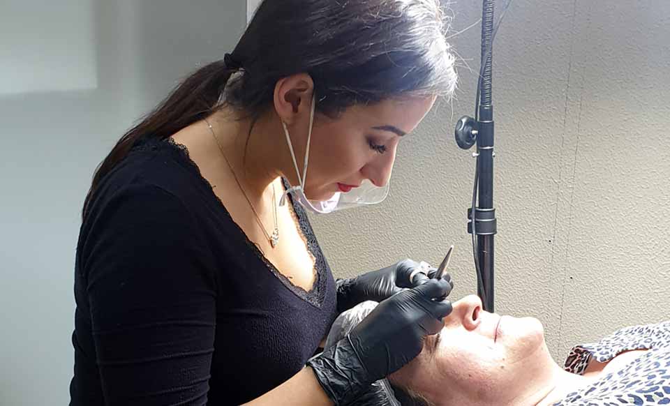 Fatima Piñeiro especialista en Microblading y micropigmentación en Lugo.