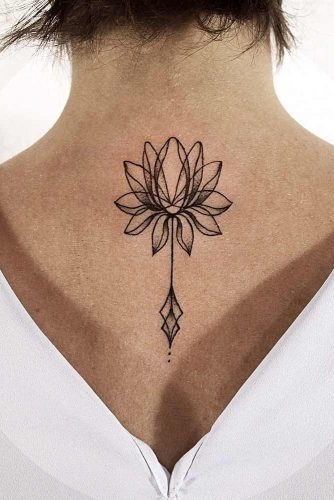 Tatuaje flor de color negro en la espalda