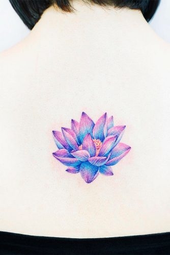 tatuaje de flor en varios colores