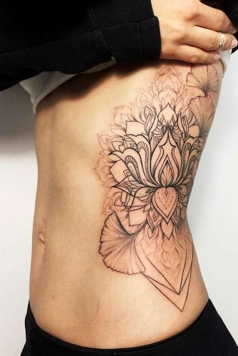 Tatuaje para mujer en lateral de la espalda