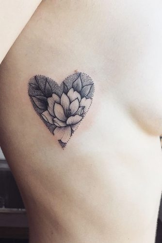 Tatuaje flor en el costado