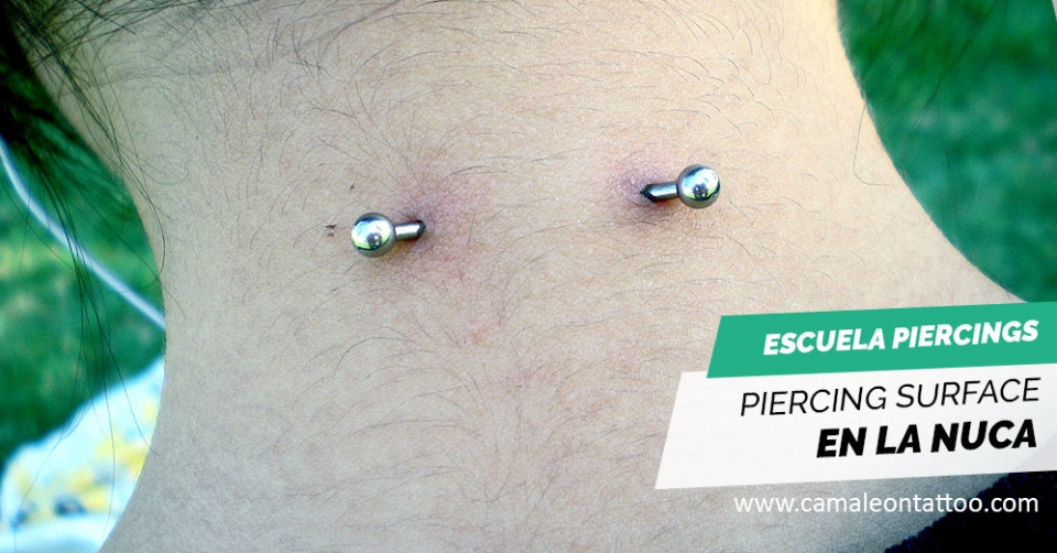 Perforación para piercing surface en la parte superior de la nuca