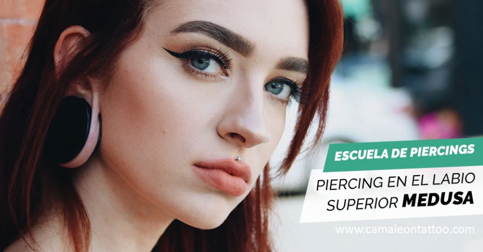 Piercing en el labio superior medusa