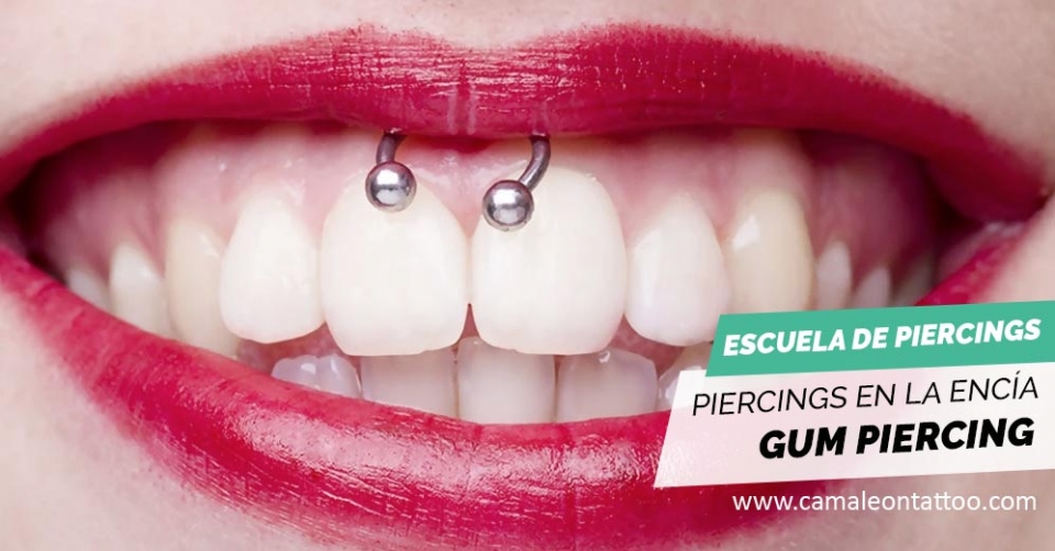 Gum piercing en la encía superior de la boca