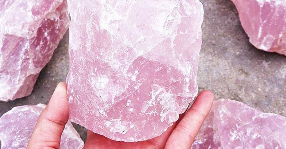 El cuarzo rosa se considera la piedra del amor infinito