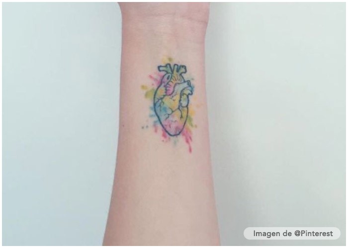 tatuajes corazones con acuarela