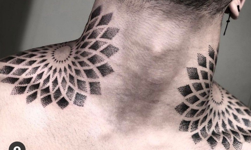 Tatuaje en el cuello con símbolos tradicionales Hindús
