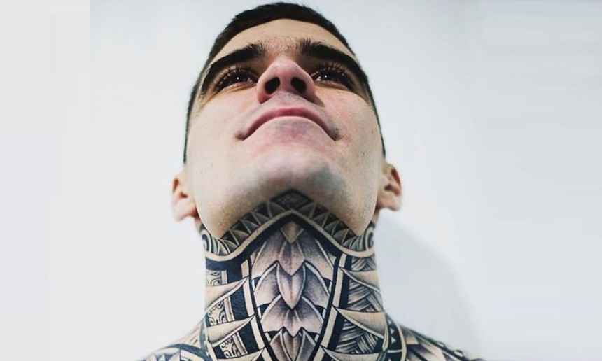 Tatuaje en el cuello con símbolos rusos