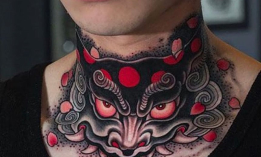 Tatuaje en el cuello con motivos de dragones japoneses