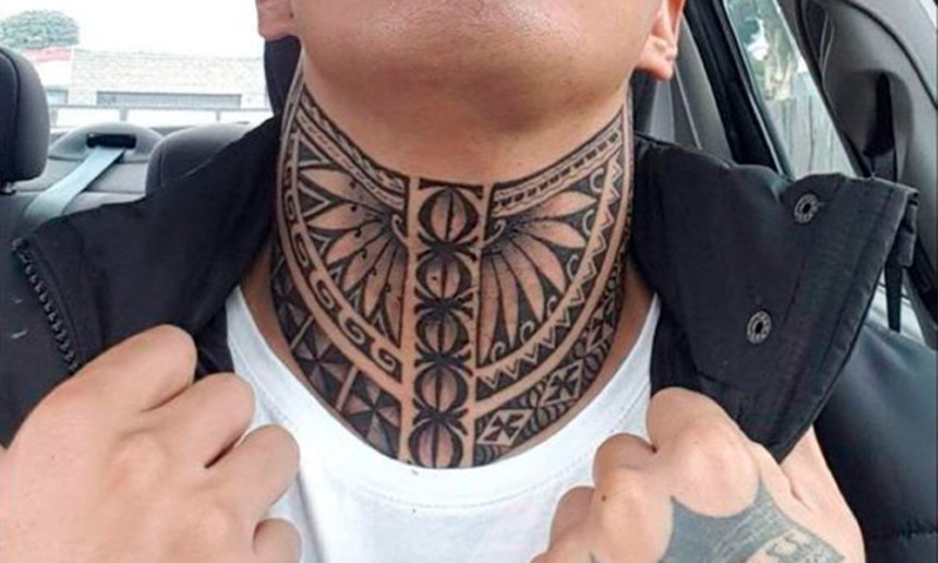 Tatuaje en el cuello con símbolos tradicionales Maories
