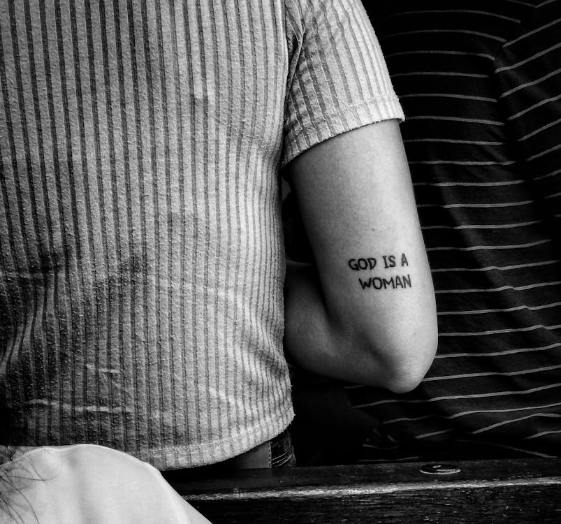 tatuaje lettering en el brazo en tinta negra