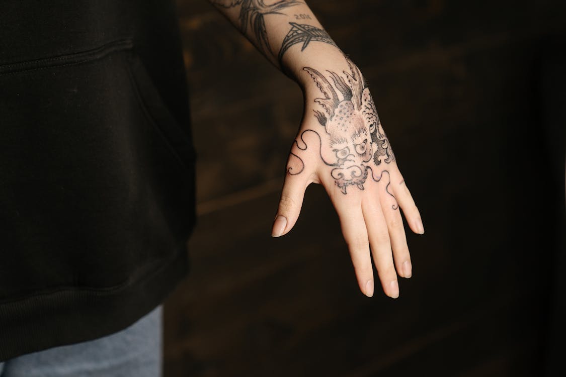 tatuaje blackwork dragón en tinta negra