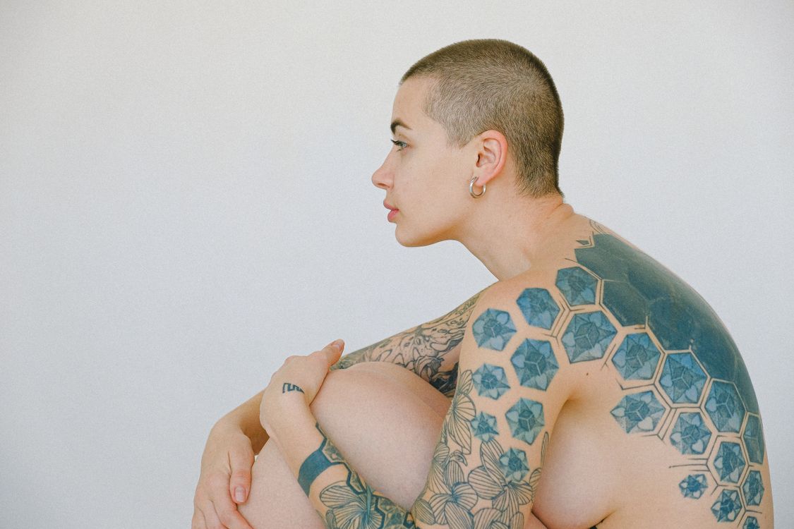 tatuaje geométrico y floral en el cuerpo