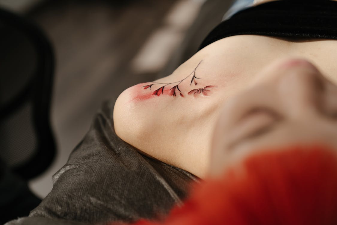 tatuaje detallado en el hombro estilo realismo