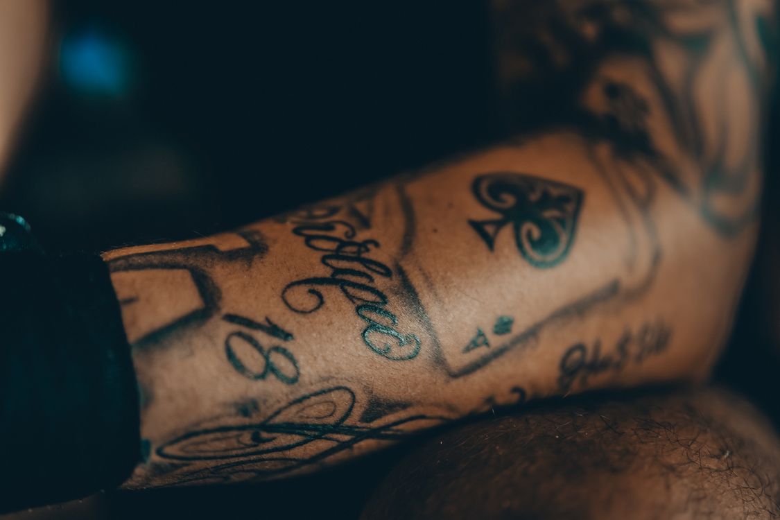 tatuaje ornamental en el antebrazo diseño detallado en tinta negra